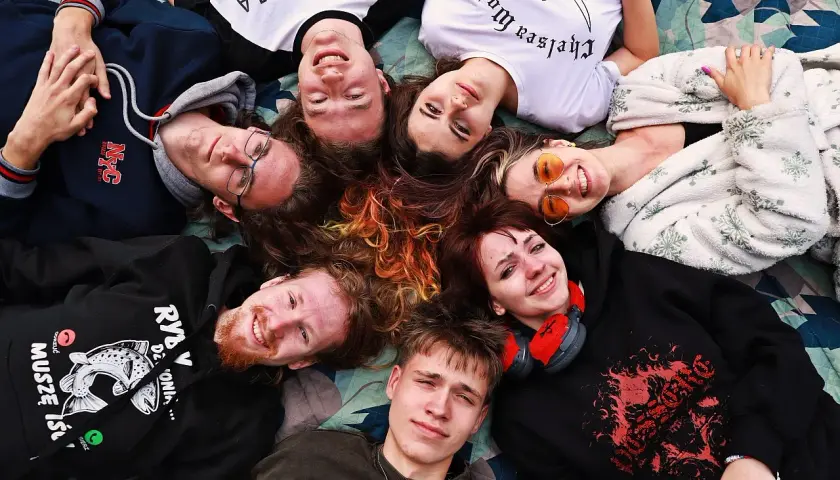 Wspólny weekend z przyjaciółką i paczką znajomych. Leżymy na kocu, tworząc krąg z głów i włosów. Uśmiechy na twarzach.
