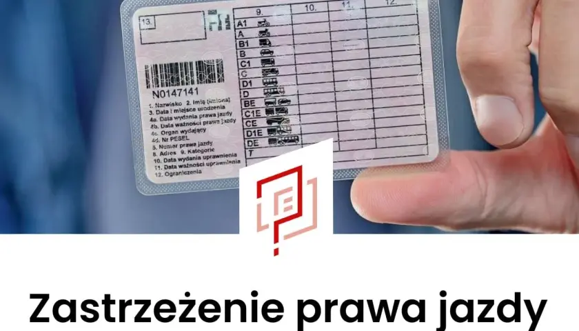 Dłoń trzyma prawo jazdy. Dowiedz się, jak zastrzec prawo jazdy, aby uniknąć problemów.