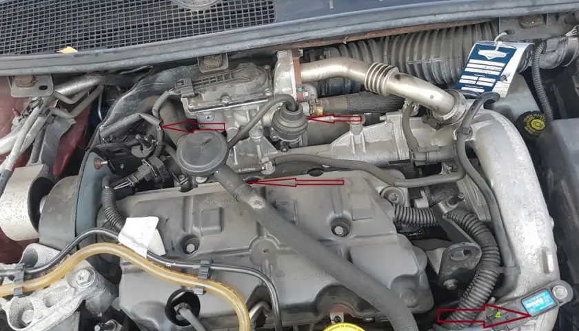 Silnik Renault z zaznaczonymi elementami, potencjalnie związanymi z błędem dtc p0235.