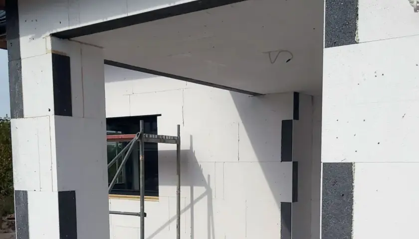 Budowa domu z wykorzystaniem styropianu jako materiału izolacyjnego. Elewacja z kamienia na styropianie będzie stanowiła estetyczne wykończenie.