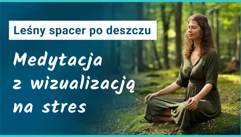 Kobieta medytuje w lesie po deszczu. To, co dała mi medytacja, to spokój i ukojenie.