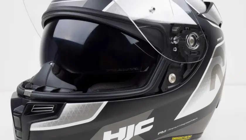 Casco HJC RPHA 70, negro con detalles plateados. Buscando hjc rpha 70 opiniones para tu próxima aventura.