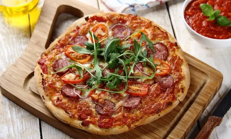 Idealna domowa pizza: przepis krok po kroku na ciasto i pieczenie