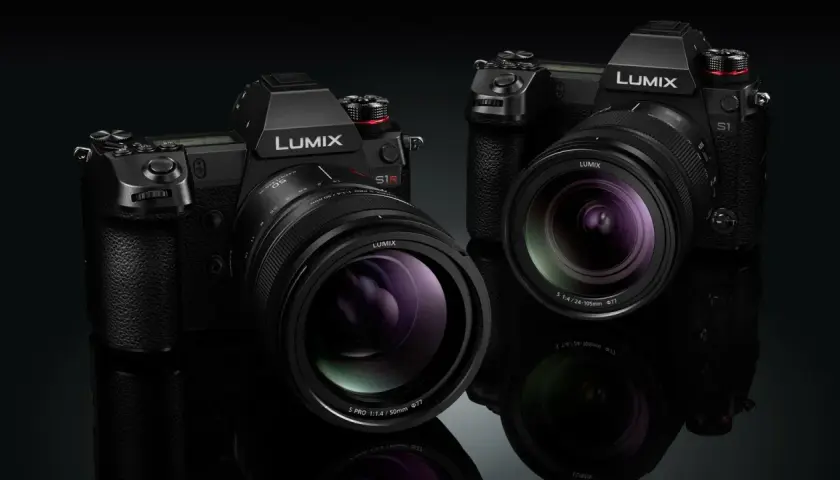 Dwa aparaty Panasonic Lumix S1 i S1R z obiektywami, gotowe do uchwycenia każdej chwili.