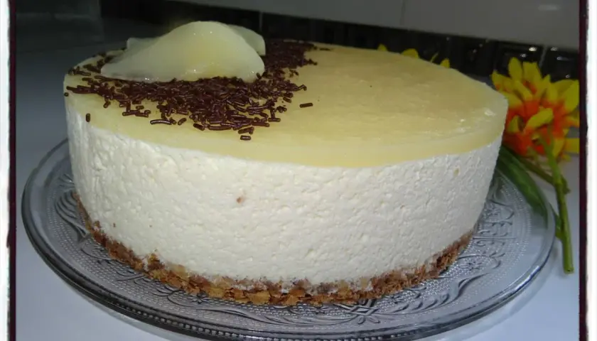 Délicieux bavarois poire, léger et aérien, sur une fine couche de biscuit croustillant, décoré de vermicelles au chocolat et de poires pochées.