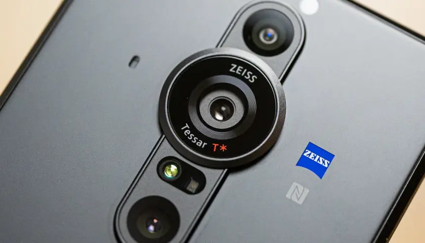 Tył telefonu Xperia 1 Pro z modułem aparatów Zeiss Tessar T*.