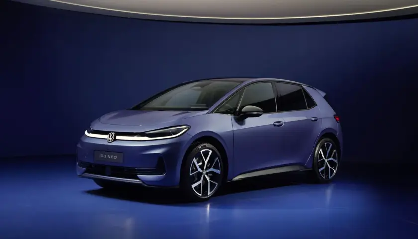 Niebieski VW ID.3 Neo prezentuje nowoczesny design, z charakterystycznym pasem LED i aerodynamiczną sylwetką.
