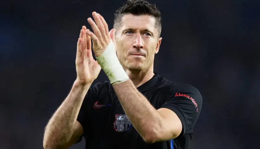 Robert Lewandowski, czołowy napastnik, który walczy o pozycję w klasyfikacji strzelców Ligi Mistrzów, klaszcze w dłonie.