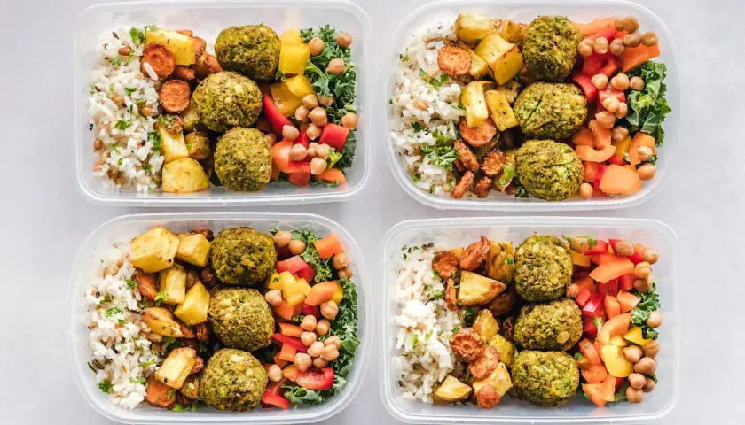 Cztery pojemniki z posiłkami: ryż, pieczone ziemniaki, marchewka, falafel, ciecierzyca i warzywa. Idealne na dietę 3000 kcal.