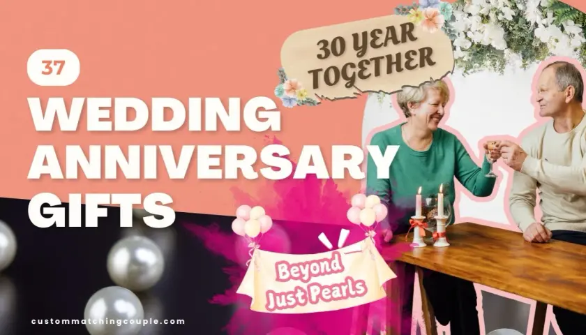 Starsza para wznosi toast, obok napisu "30 Year Together" i pereł.
