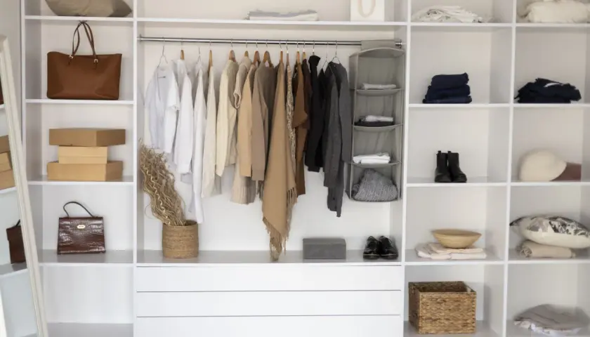 Elegancki styl mężczyzny w neutralnych kolorach: swetry, koszule, torebka i buty.