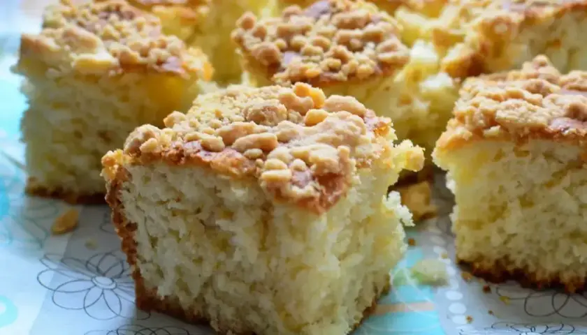 Puszyste i wilgotne ciasto drożdżowe z kruszonką. Idealne na każdą okazję, zachwyca smakiem i aromatem.