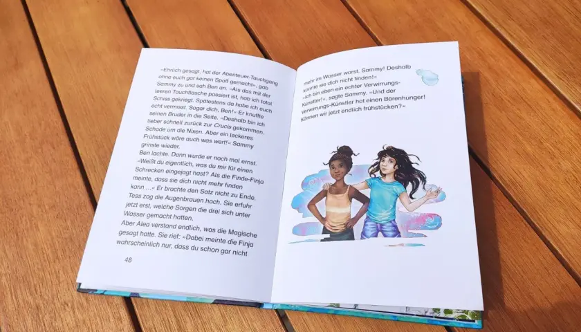 Zwei Mädchen auf einer Buchseite, die über das Abenteuer von Alea Aquarius und die Reihenfolge der Ereignisse spricht.