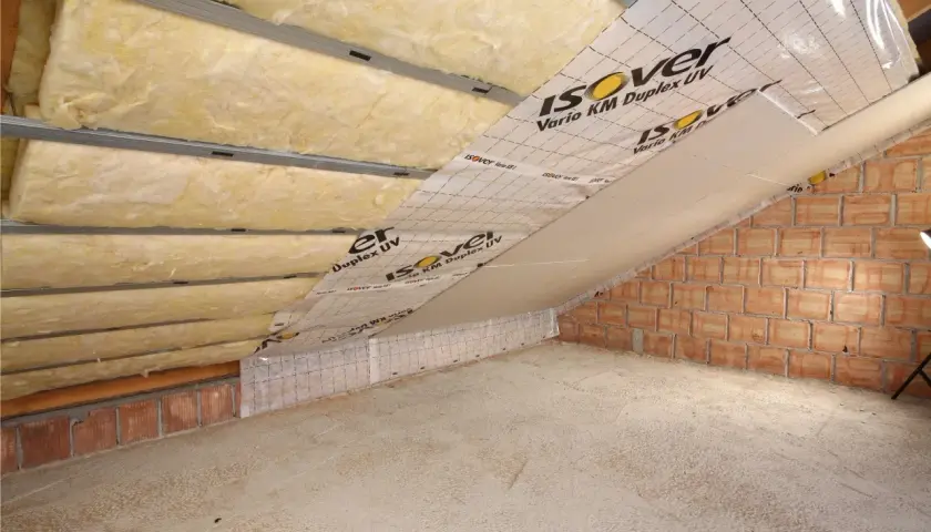 Izolacja poddasza z wełny mineralnej i folii paroizolacyjnej. Wkrótce ściany pokryje regips.