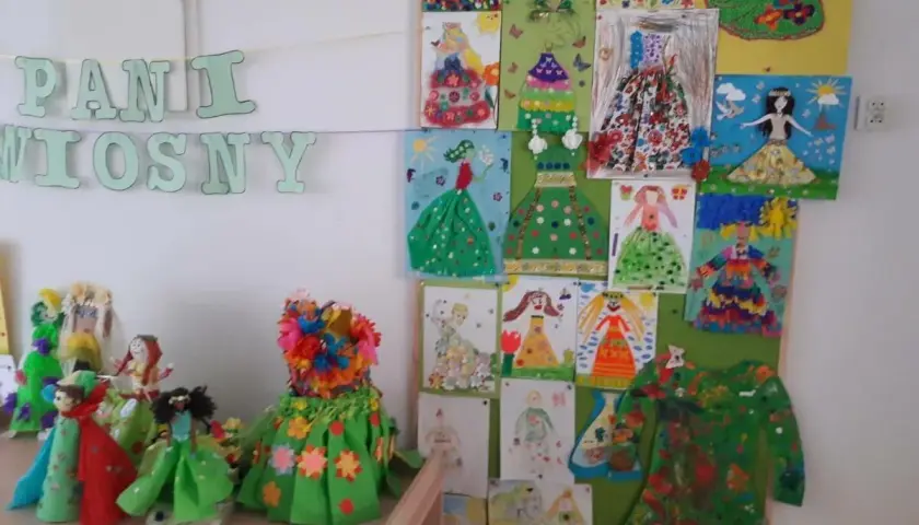 Prace plastyczne "Suknia Pani Wiosny" - kolorowe sukienki, laleczki i rysunki przedstawiające wiosenne kreacje.