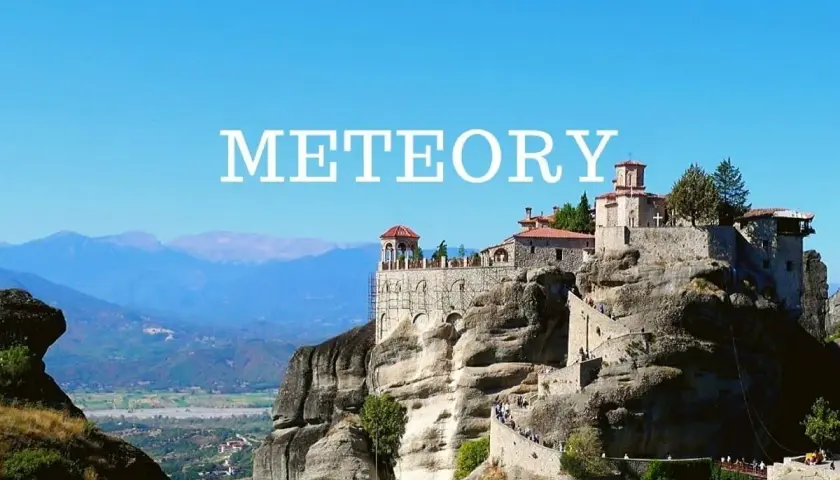 Skaliste klasztory Meteory w Grecji, wpisane na listę UNESCO, górują nad doliną.