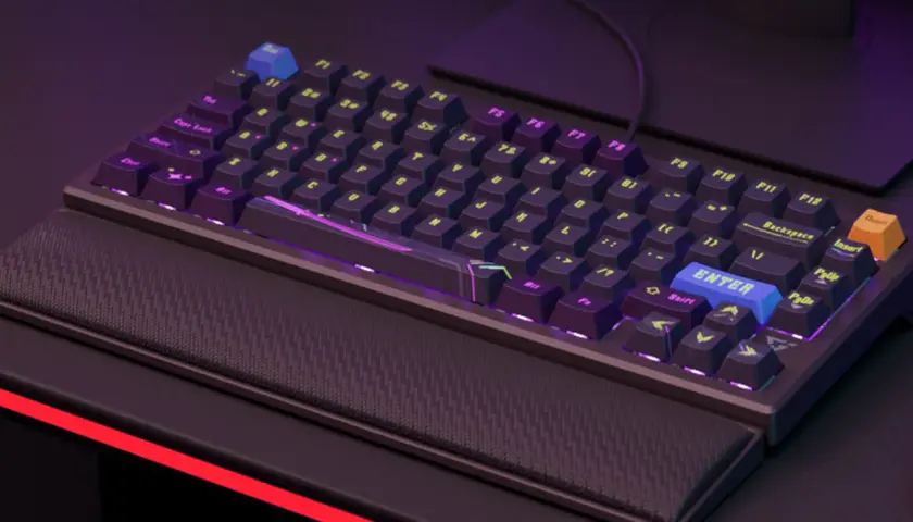 Klawiatura gamingowa z podświetleniem RGB, klawiszem Enter w kolorze niebieskim i pomarańczowym Delete. Styl nordic.