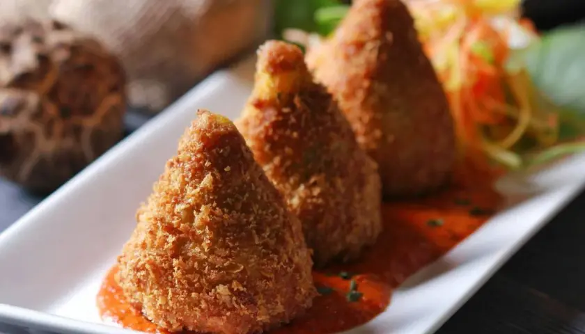 Złociste arancini, idealne na przystawkę. Ten przepis na arancini zachwyci każdego!