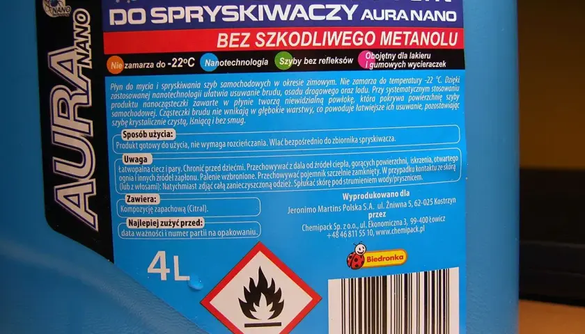 Zimowy płyn do spryskiwaczy Aura Nano bez metanolu. Jego skład to nanotechnologia ułatwiająca czyszczenie szyb. Pojemność 4L.