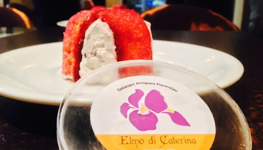 Delizioso zuccotto fiorentino, un dolce artigianale con ripieno cremoso e copertura rossa, pronto per essere gustato.
