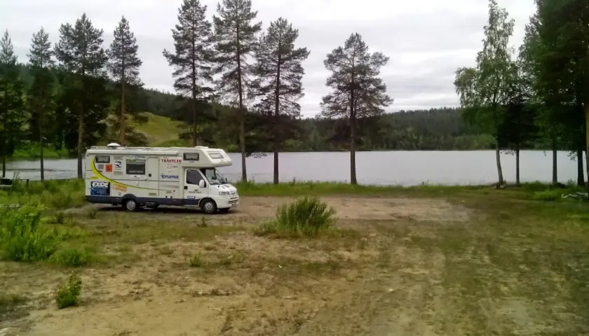 Kamper w Finlandii nad jeziorem, otoczony sosnami. Idealne miejsce na spokojny wypoczynek.