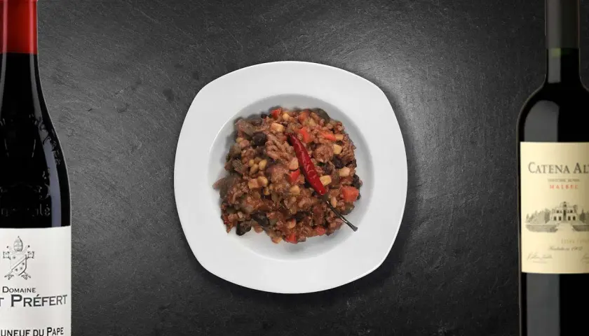 Un plat de chili con carne épicé, avec une bouteille de Châteauneuf du Pape et un Malbec. Quel vin avec chili con carne ?