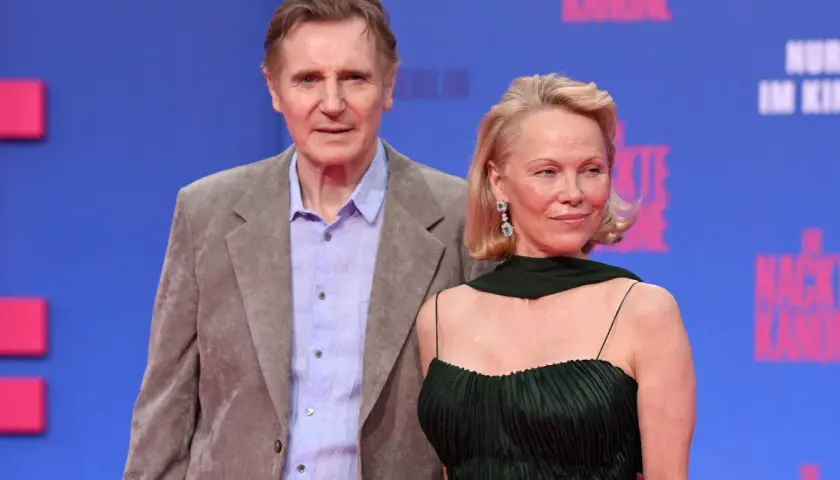 Liam Neeson i Pamela Anderson na czerwonym dywanie.