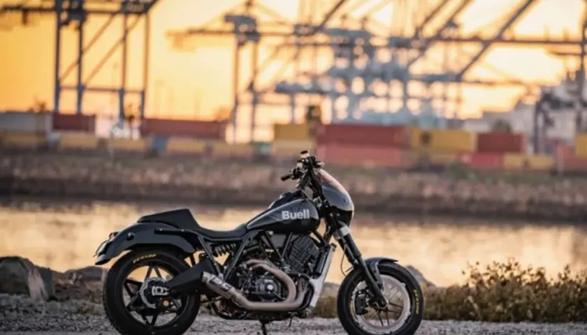 Buell super cruiser negra, lista para la aventura portuaria al atardecer.
