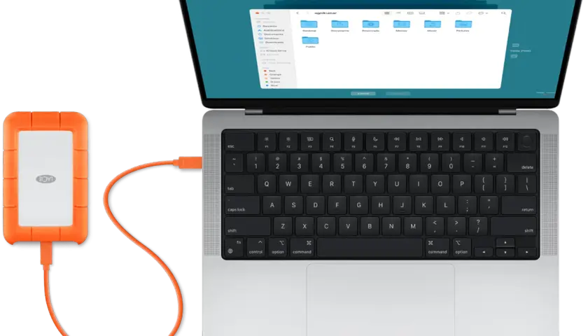 Ein Laptop mit externer Festplatte, bereit für den time machine backup starten.