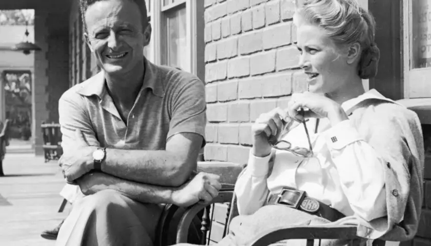 Fred Zinnemann i Grace Kelly, gwiazda jego filmów, siedzą razem, rozmawiając.