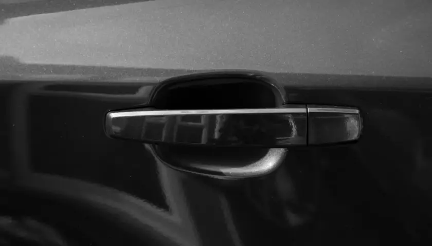 Dettaglio maniglia porta auto, pronta per essere sostituita.