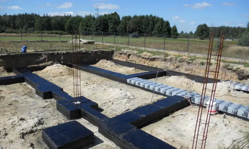 Jak zabezpieczyć fundamenty na zimę, aby uniknąć kosztownych uszkodzeń