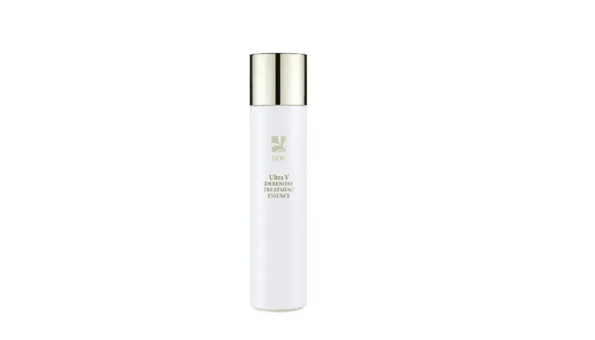 En vit flaska med guldig kork, märkt "Ultra V Idebenone Treatment Essence". Denna essence ger ditt ansikte en strålande lyster.