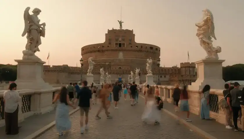 Pont Saint-Ange à Rome, avec le château en arrière-plan. Les tarifs pour visiter le château Saint-Ange à Rome sont abordables.