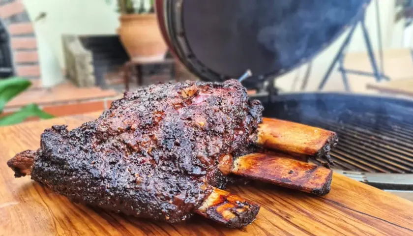 Côte de bœuf Black Angus fumée, juteuse et caramélisée, prête à être dégustée.