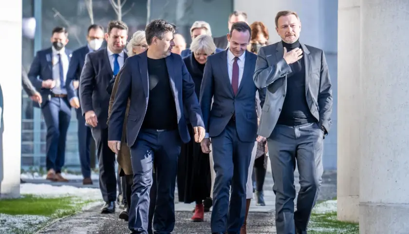 Politiker der FDP Koalition gehen gemeinsam.
