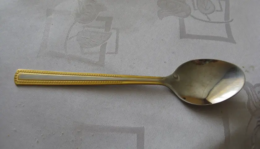 Elegancka łyżeczka z ozdobnym złotym rantem. Zastanawiasz się, ile ml ma mała łyżeczka? Zwykle ok. 5 ml.