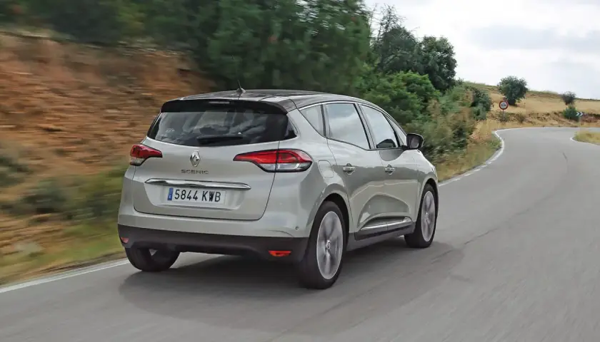 Renault Scenic plateada en carretera. El motor 1.7 dci 150cv puede presentar problemas, pero este coche parece rodar sin ellos.