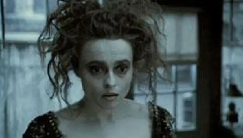 Helena Bonham Carter jako Bellatrix Lestrange w Harry Potterze, z rozczochranymi włosami i przerażonym wyrazem twarzy.