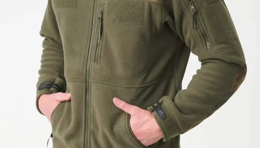 Męska bluza Helikon Infantry w kolorze oliwkowym, z kamuflażem na ramionach i łokciach. Praktyczna, z wieloma kieszeniami.