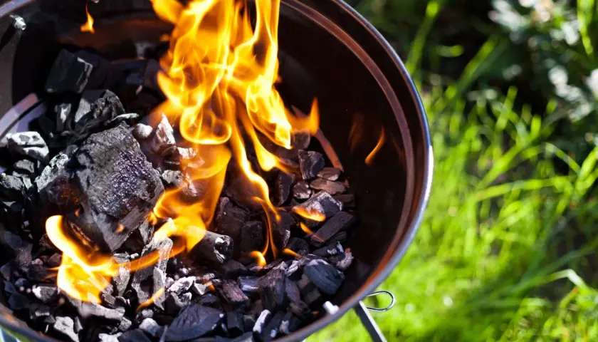 Les flammes dansent sur le charbon, signe que le barbecue est prêt. Voici comment allumer un barbecue pour un repas en plein air.