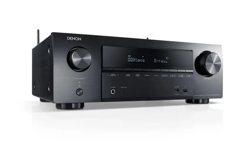 Czarny amplituner Denon z napisem Dolby Atmos, gotowy do zanurzenia w kinowym dźwięku.