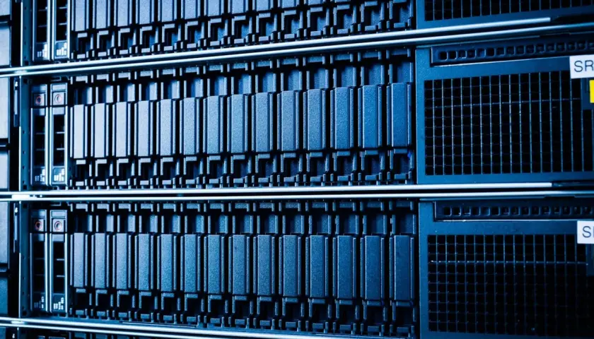 Rangées de serveurs informatiques bleus, une infrastructure de données impressionnante, prête pour le stockage et le traitement.