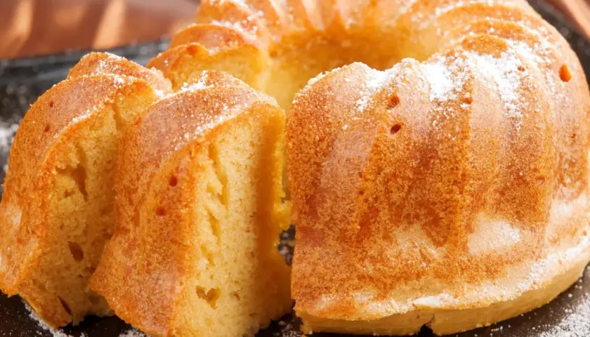 Puszysta babka wielkanocna, oprószona cukrem pudrem. Idealna na święta, gdy szukasz sprawdzonego babka wielkanocna przepis.