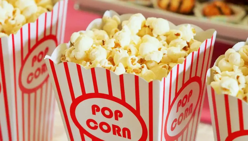 Pyszny popcorn w kubeczkach z napisem "POP CORN". Zastanawiasz się, czy pies może jeść popcorn? Lepiej nie ryzykuj!