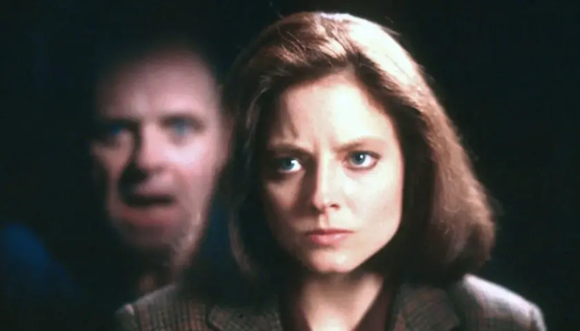Jodie Foster i Anthony Hopkins w kultowym "Milczenie owiec obsada". Jej spojrzenie pełne determinacji, jego groźne oblicze w tle.