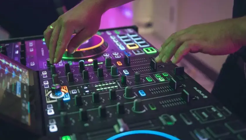 Ile kosztuje DJ na 40 urodziny? Ceny, porady, jak nie przepłacić!