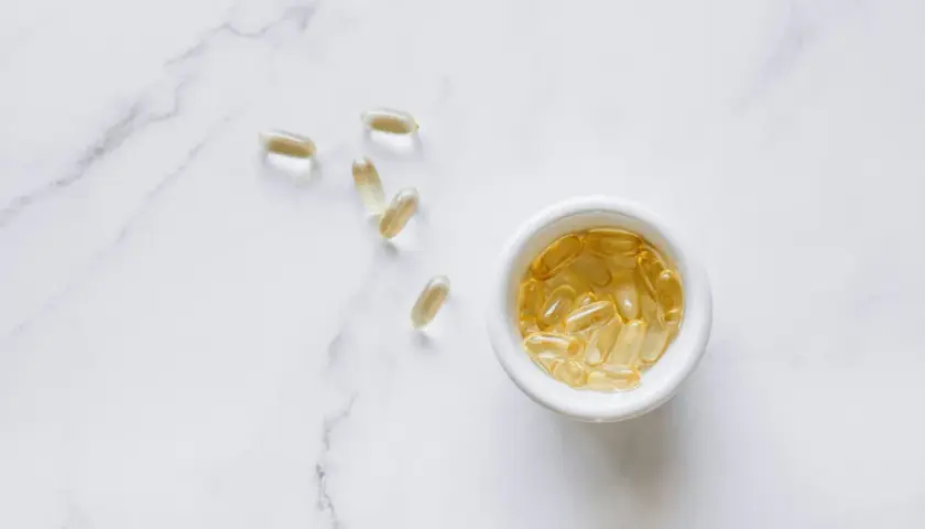 Gelkapseln, die Quercetin enthalten könnten, liegen auf Marmor.