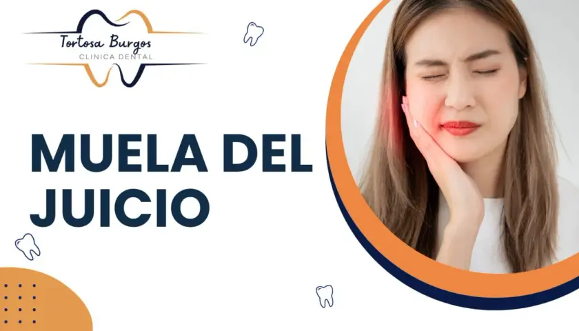 Mujer con dolor de muela del juicio y garganta, con la mano en la mejilla. Texto: "MUELA DEL JUICIO".