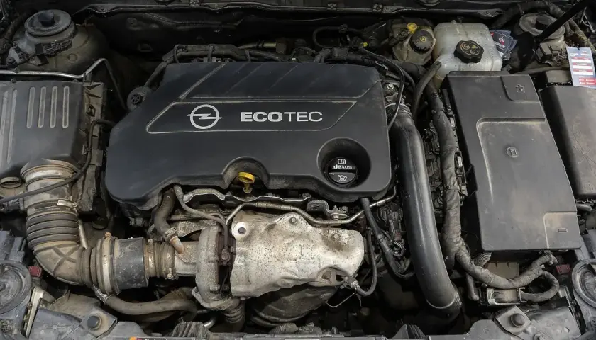 Silnik Opla Ecotec. Widoczne elementy układu dolotowego i turbosprężarki. Objawy uszkodzonej poduszki silnika mogą być różne.